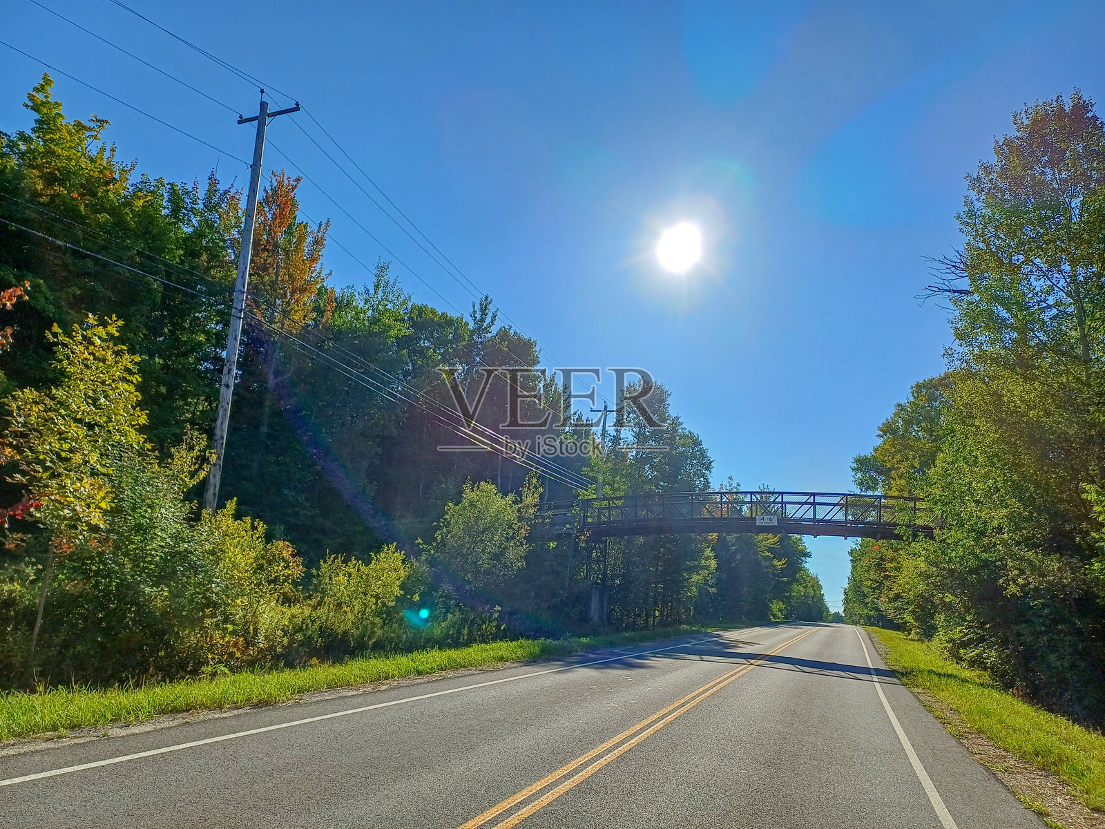 在美丽的日子里,农村的道路上的桥梁照片摄影图片
