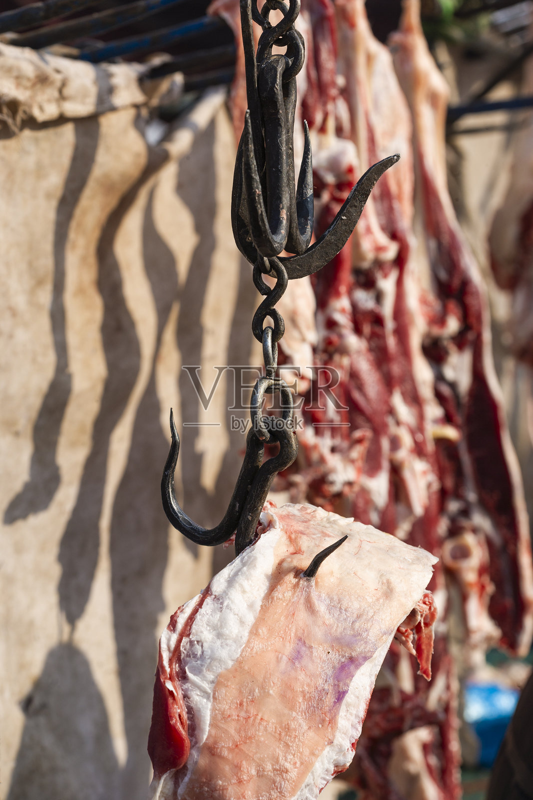 街边市场上挂着的生羊肉照片摄影图片
