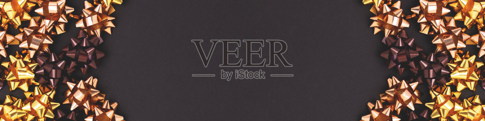 用金色蝴蝶结做边框的横幅。照片摄影图片