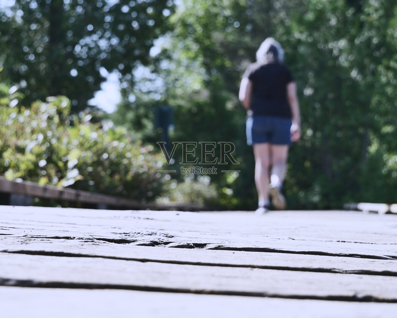 女人走在她的思绪中照片摄影图片