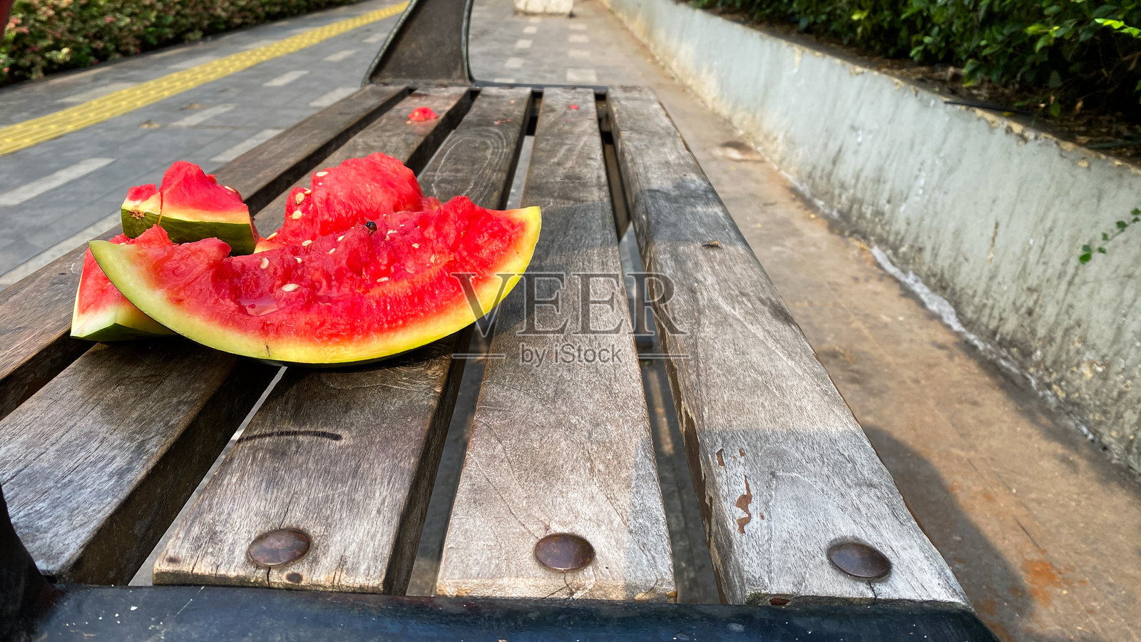 剩下的红西瓜片照片摄影图片