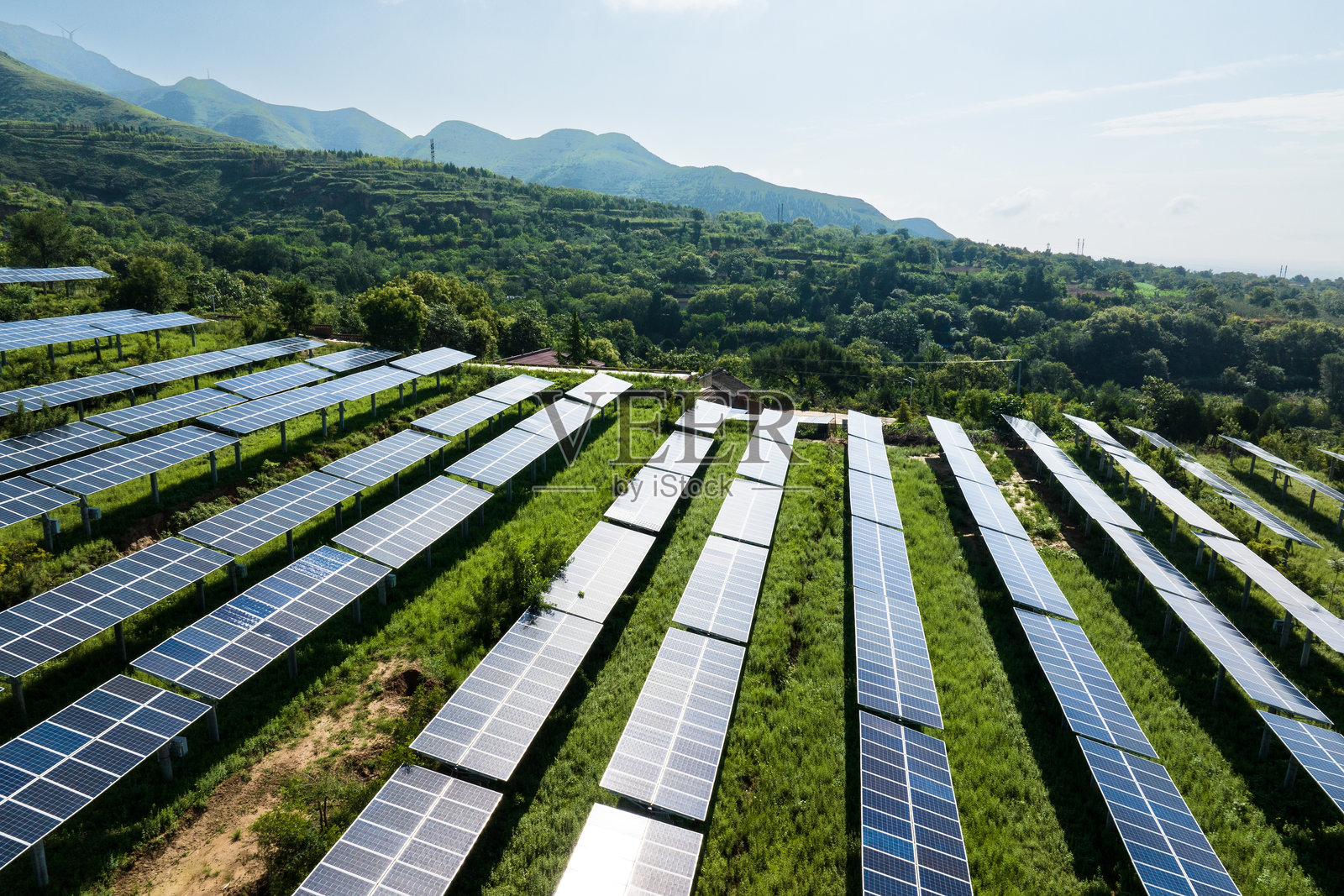 鸟瞰山上的太阳能发电站照片摄影图片