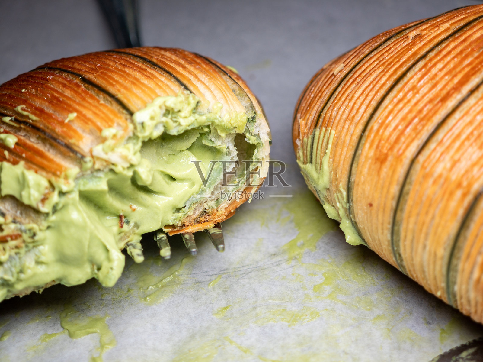 用叉子打开餐盘上的果酱酥饼照片摄影图片