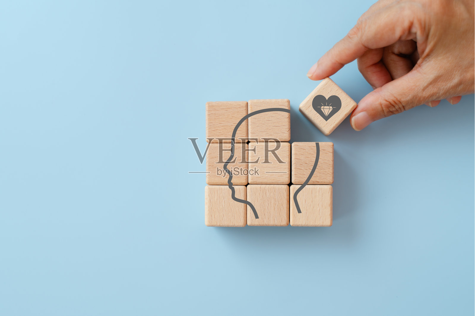 对于核心价值观,企业价值观概念,手工排列的木质立方体,蓝色背景上有头部和核心价值符号照片摄影图片