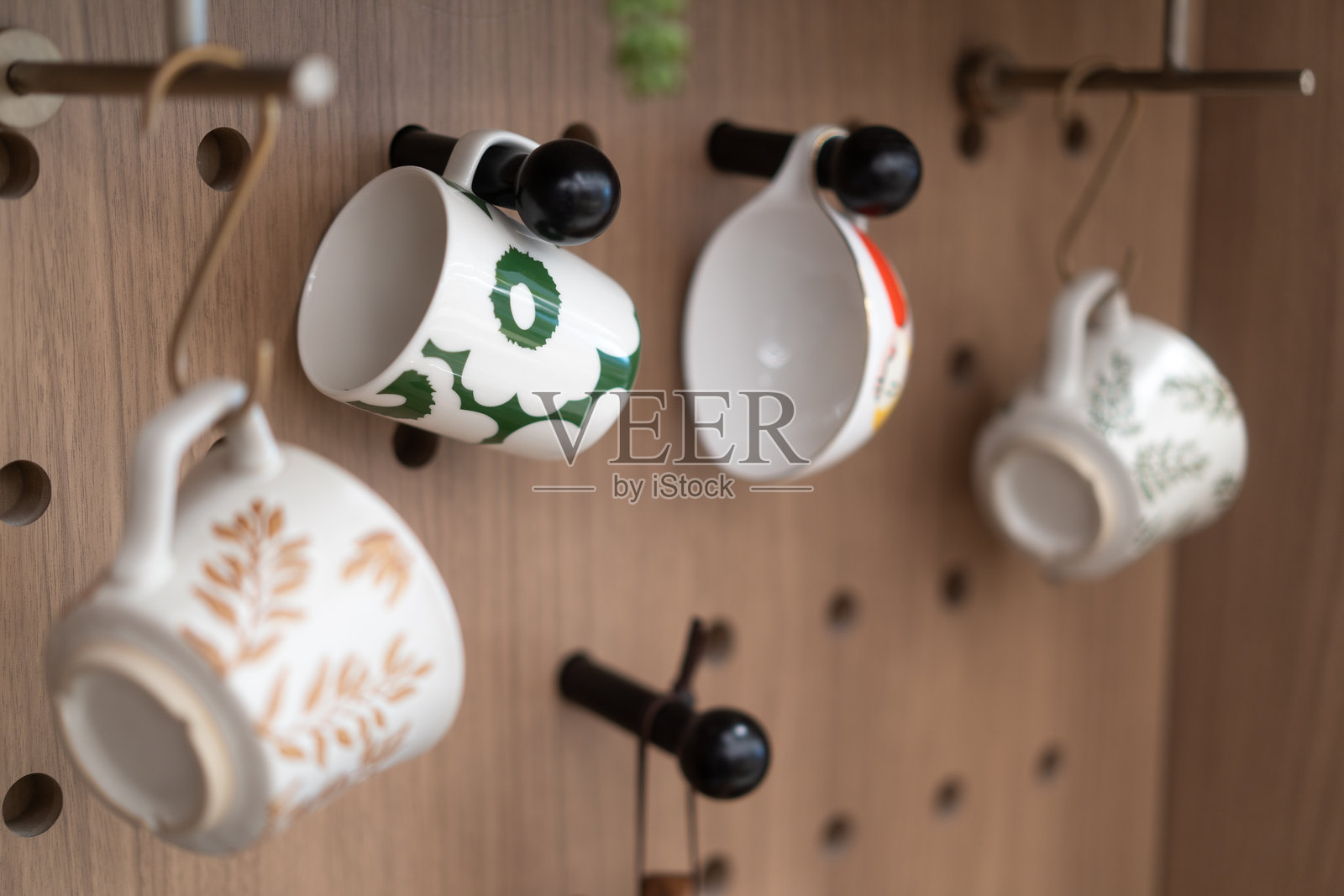 悬挂的杯子照片摄影图片