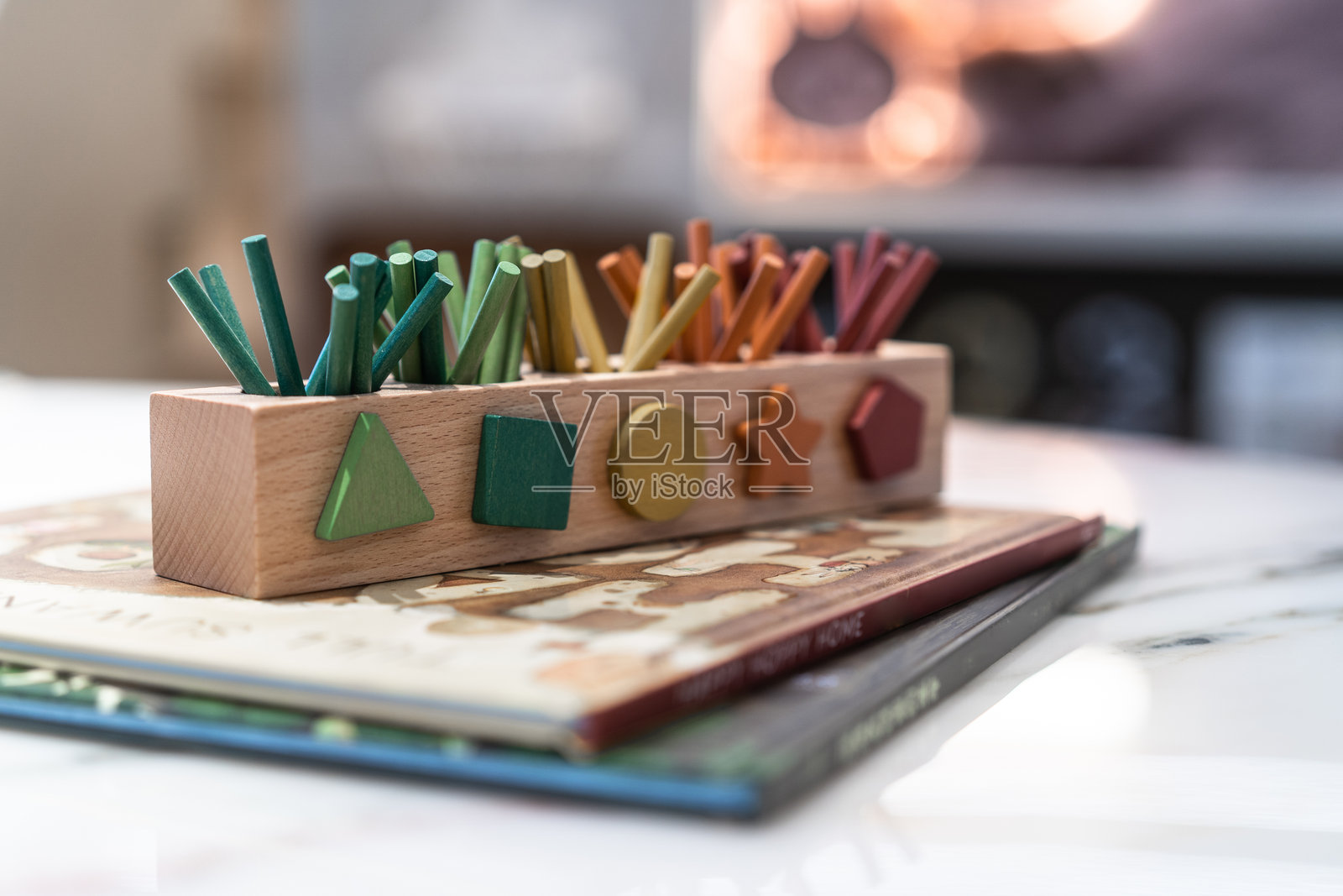 桌上卡通书和彩色笔照片摄影图片