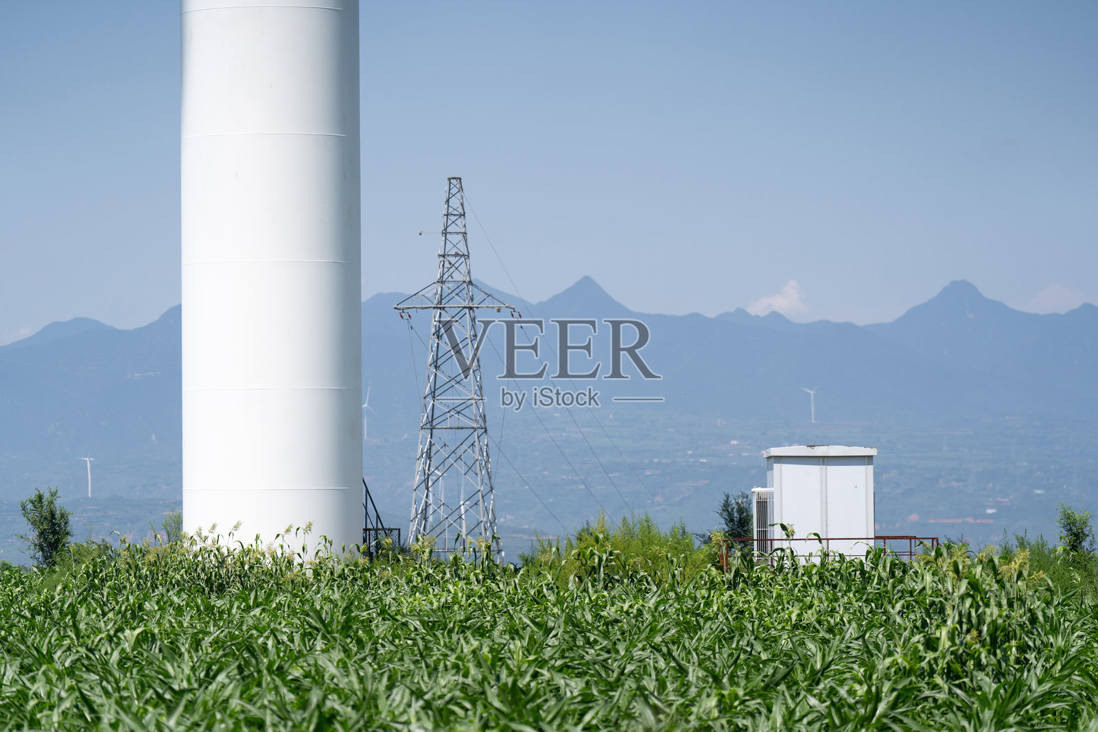 山上的风力发电场风车照片摄影图片