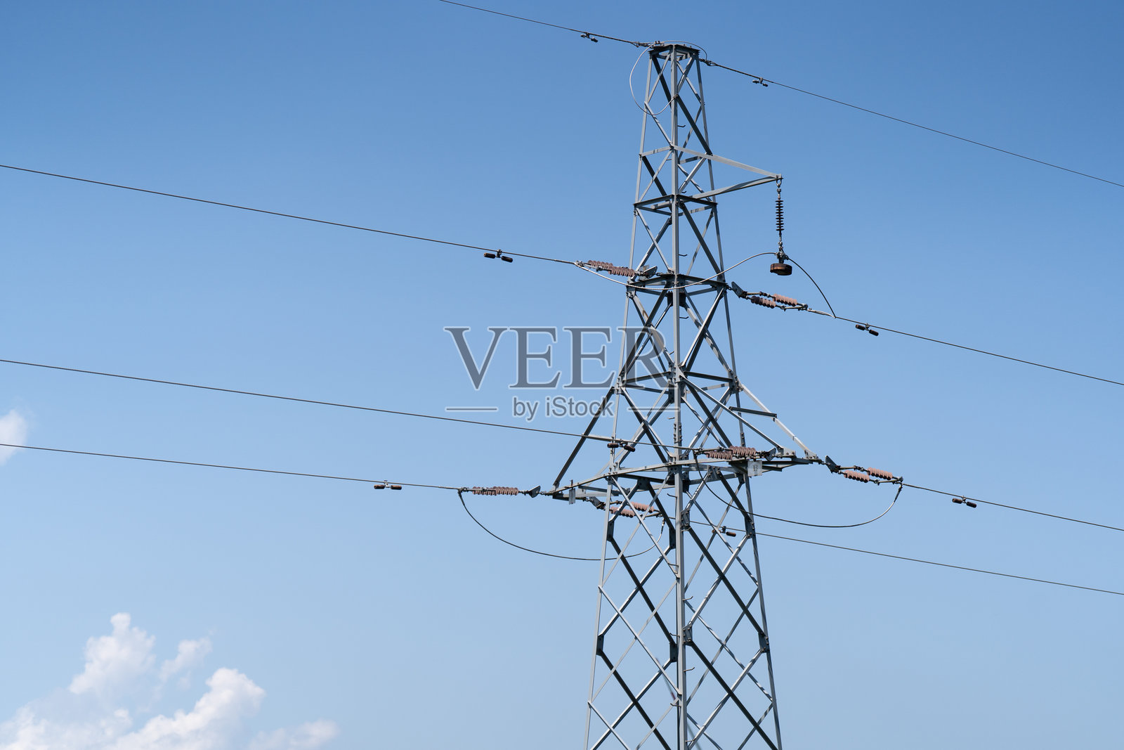 山上高压线铁塔照片摄影图片