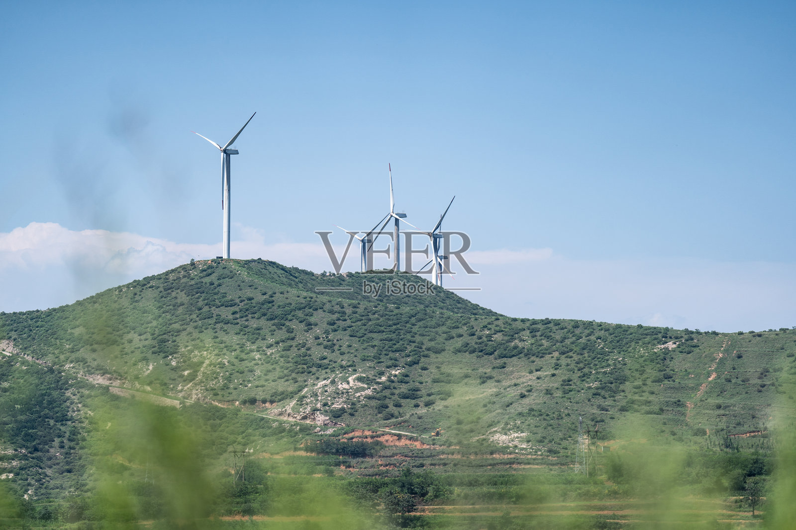 山上的风力发电场风车照片摄影图片