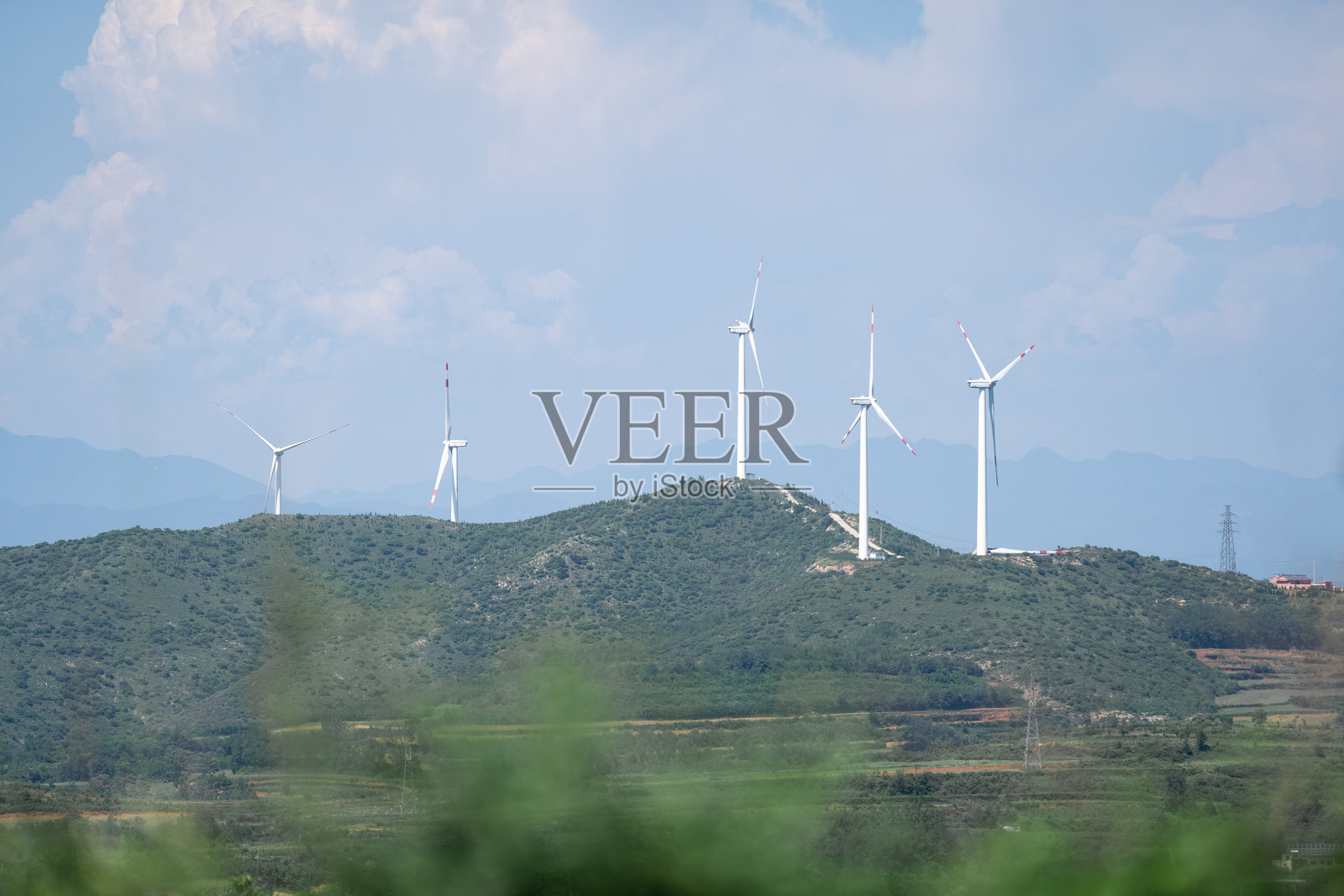 山上的风力发电场风车照片摄影图片