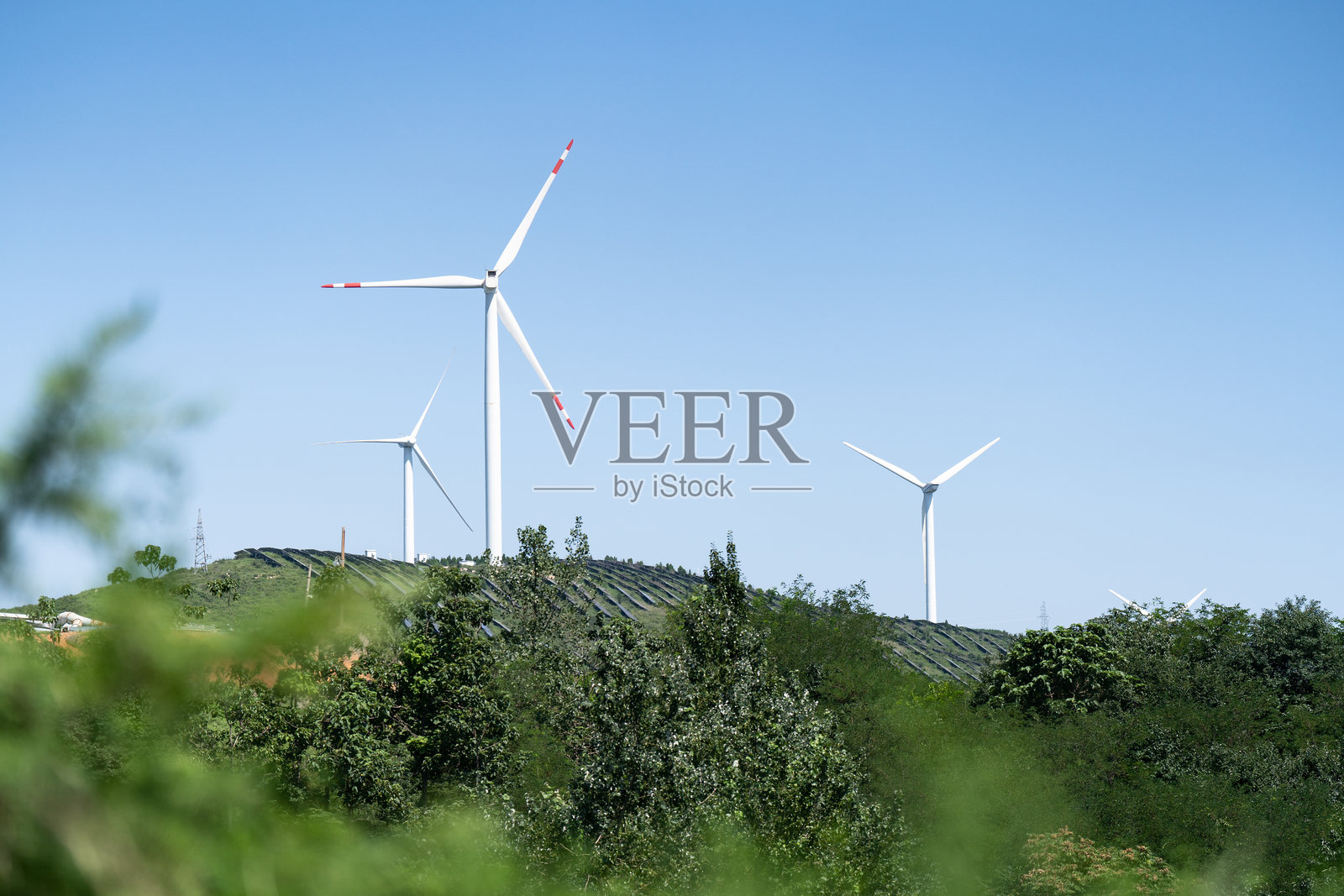 山上的风力发电场风车照片摄影图片