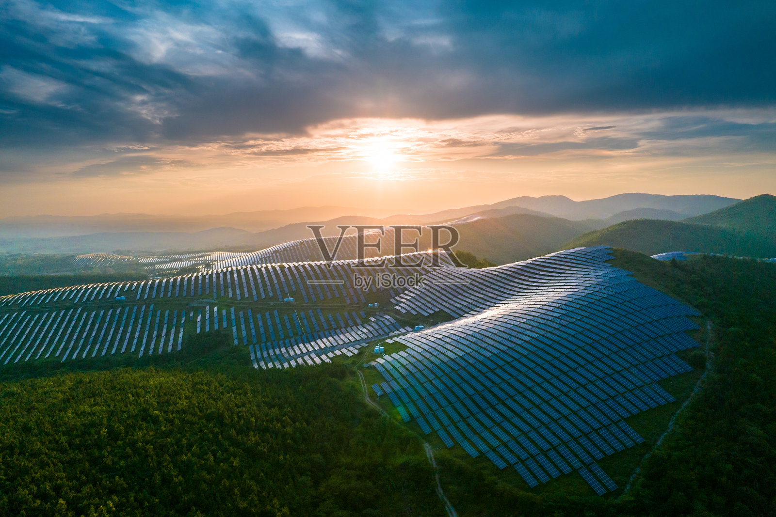 航拍山坡上光伏太阳能发电站照片摄影图片