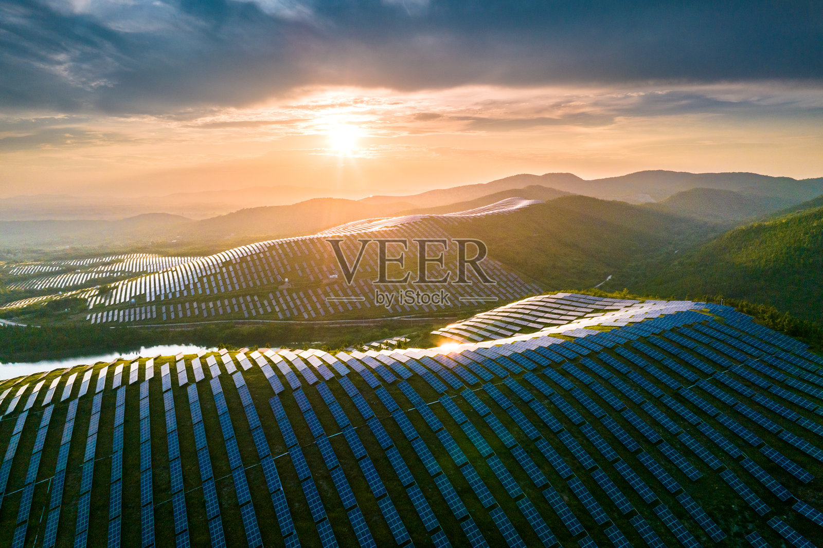 航拍山坡上光伏太阳能发电站照片摄影图片