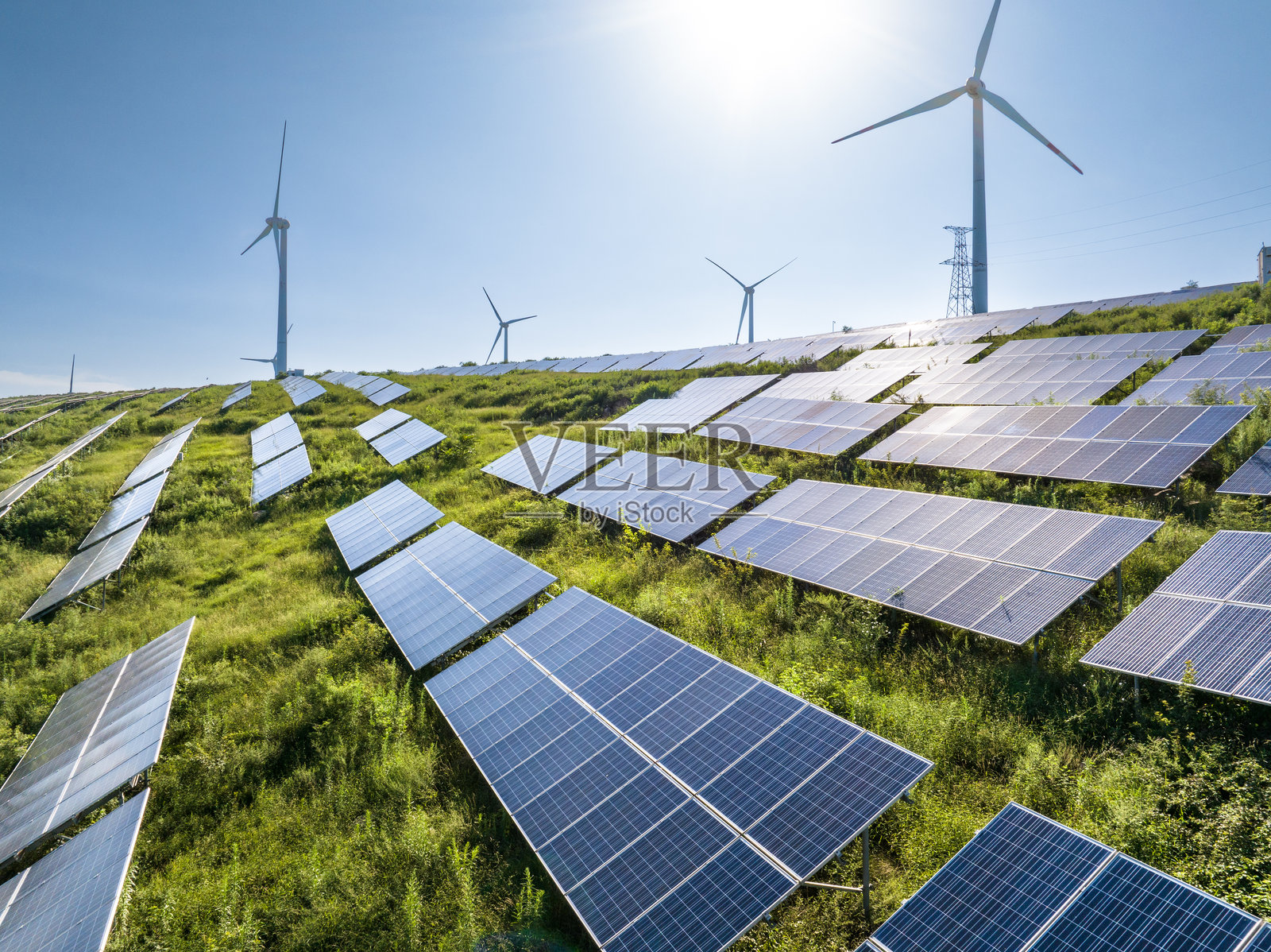 航拍山上风力发电场和光伏太阳能发电站照片摄影图片