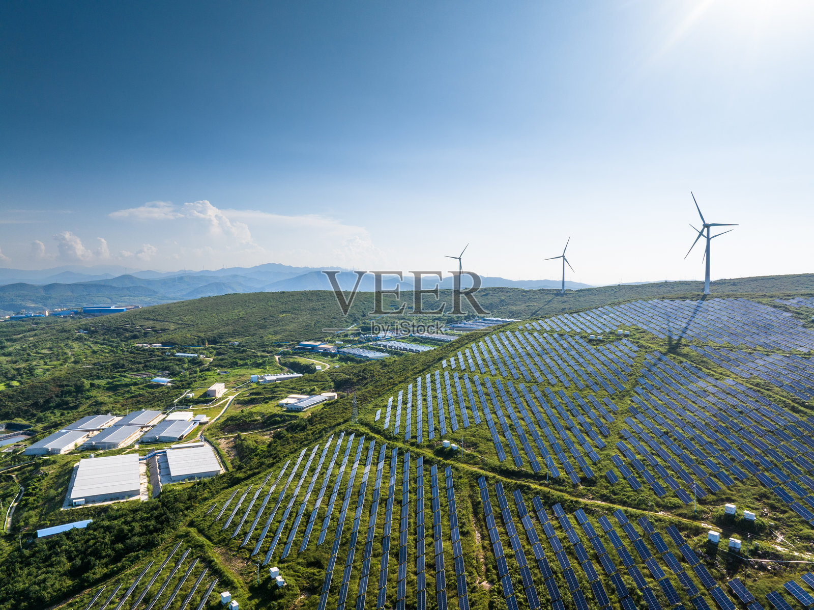 航拍山上风力发电场和光伏太阳能发电站照片摄影图片
