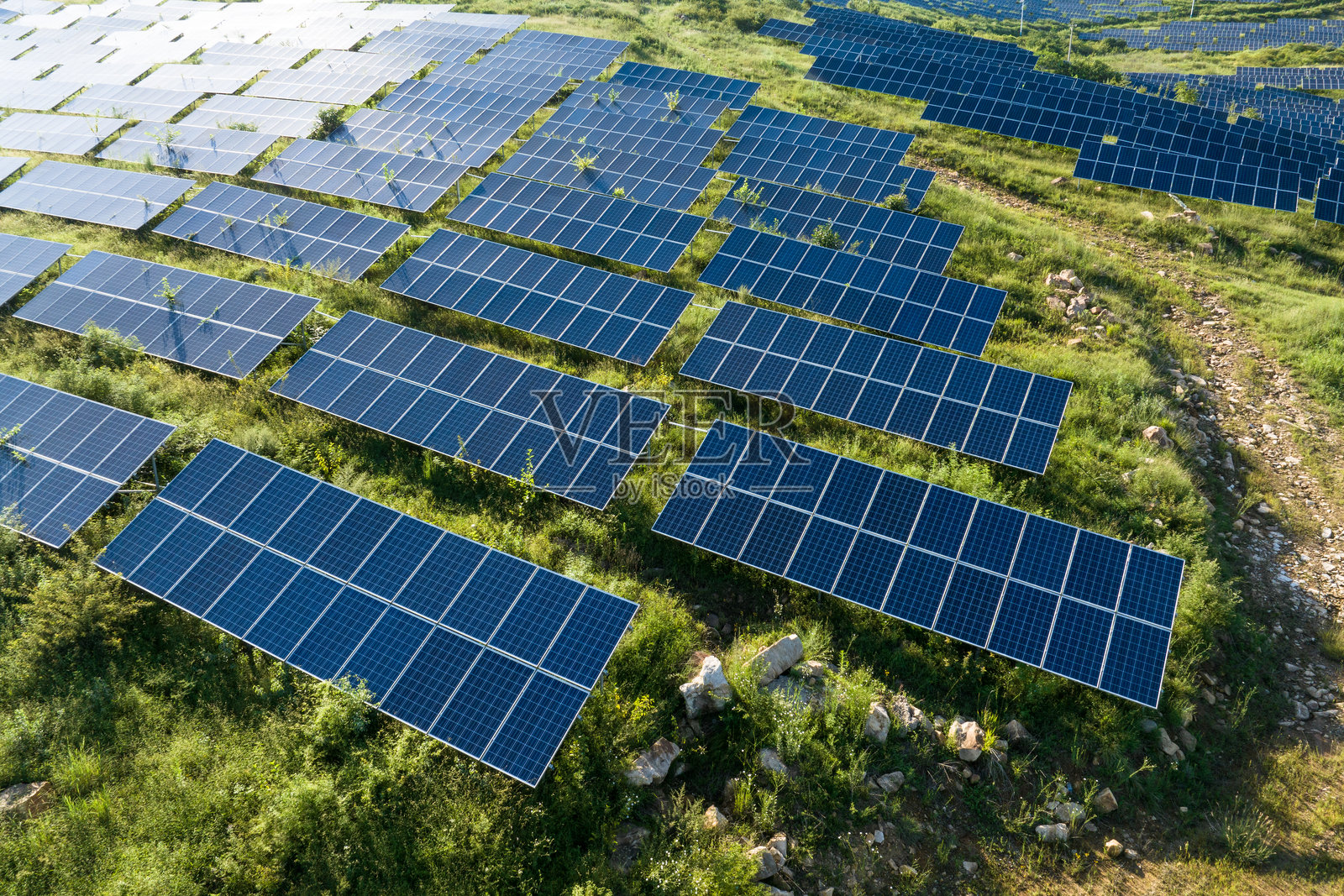 航拍山坡上光伏太阳能发电站照片摄影图片
