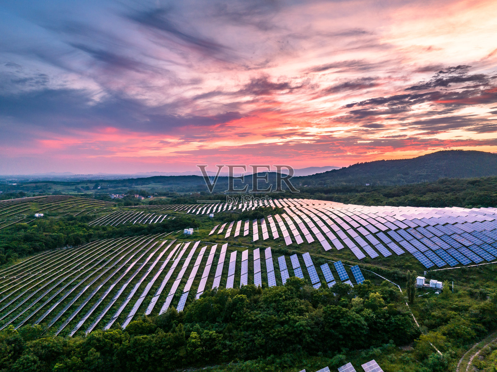 航拍山坡上光伏太阳能发电站照片摄影图片
