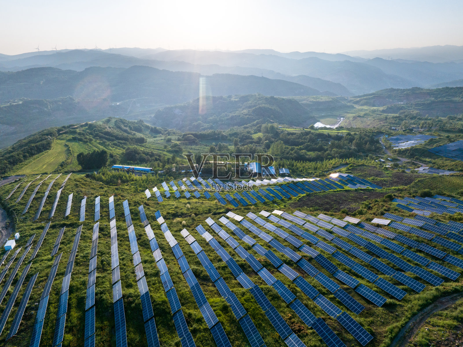 航拍山坡上光伏太阳能发电站照片摄影图片