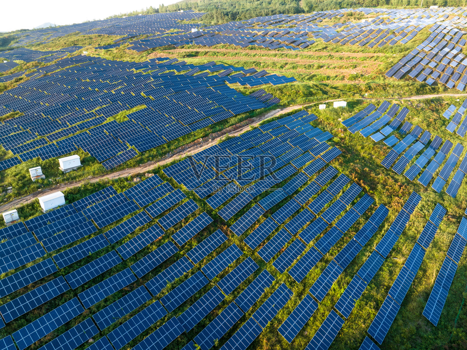 航拍山坡上光伏太阳能发电站照片摄影图片