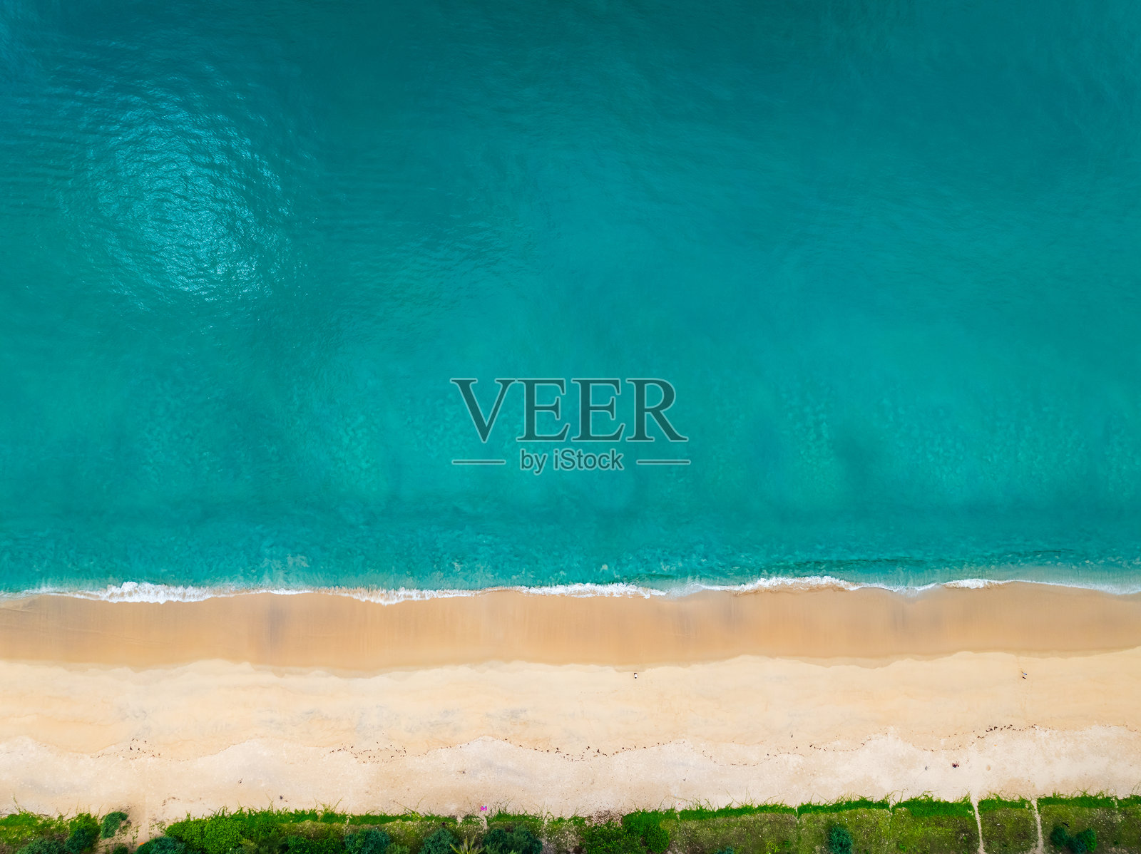 美丽的海洋夏季景观,海浪海水表面高品质的视频鸟瞰,无人机顶视图海浪冲击沙滩,自然海洋海滩的背景照片摄影图片