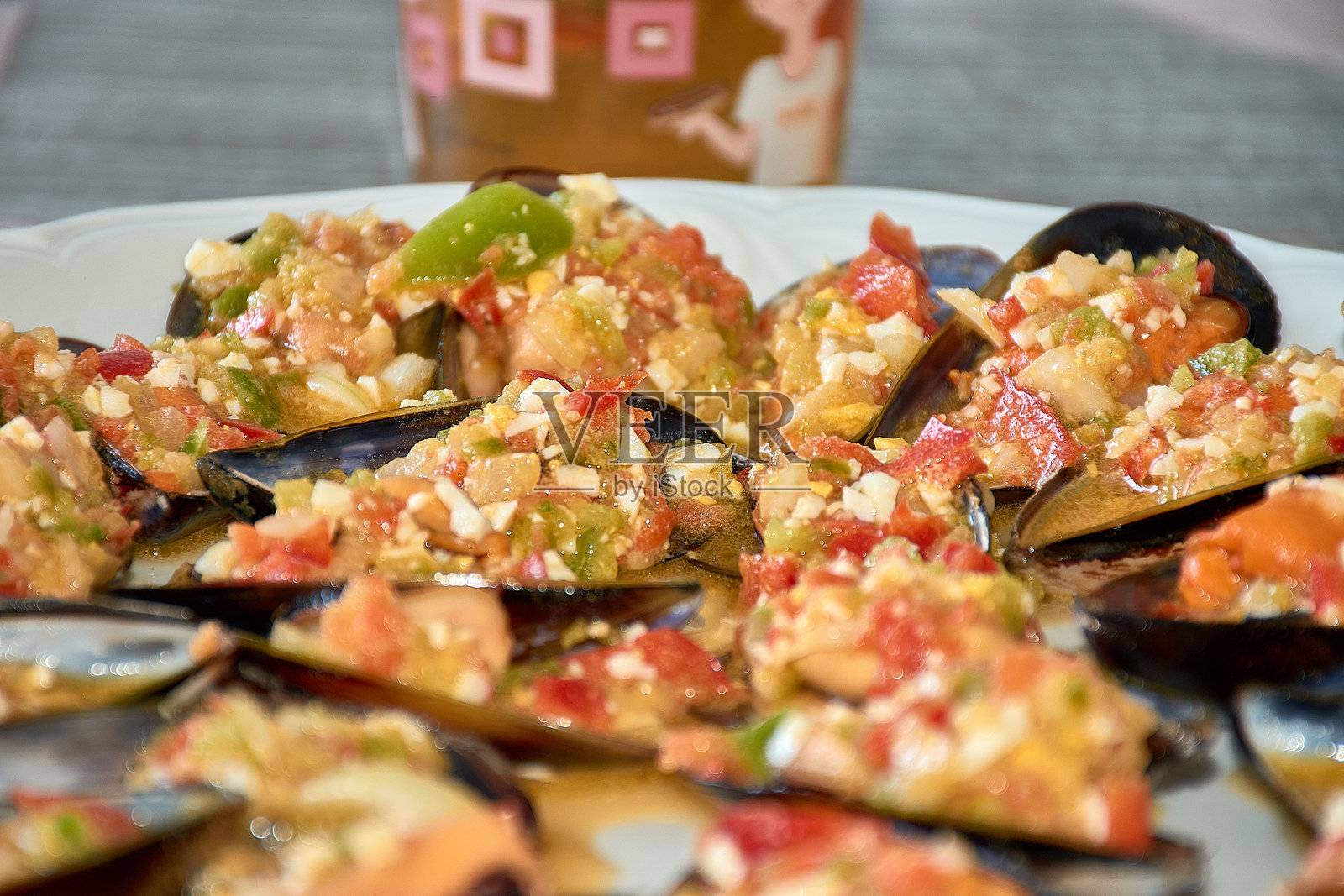 美味的贻贝配上五颜六色的油醋酱照片摄影图片