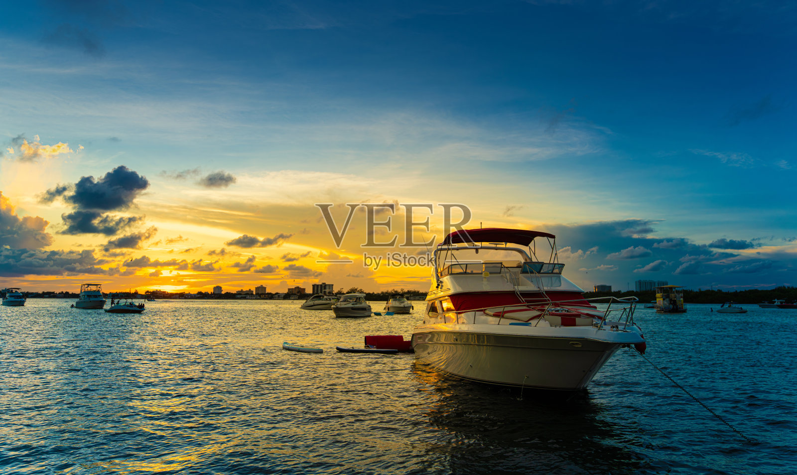 小船停泊在佛罗里达州迈阿密的豪弗罗湾照片摄影图片