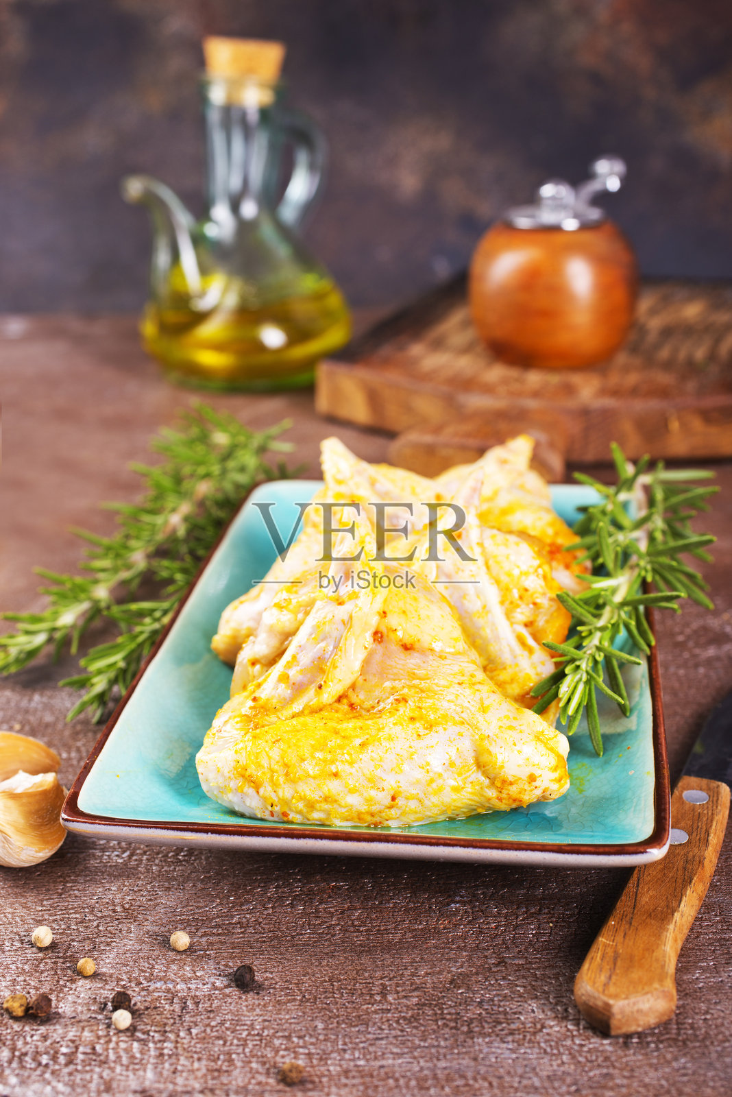 石头背景上的生鸡翅照片摄影图片