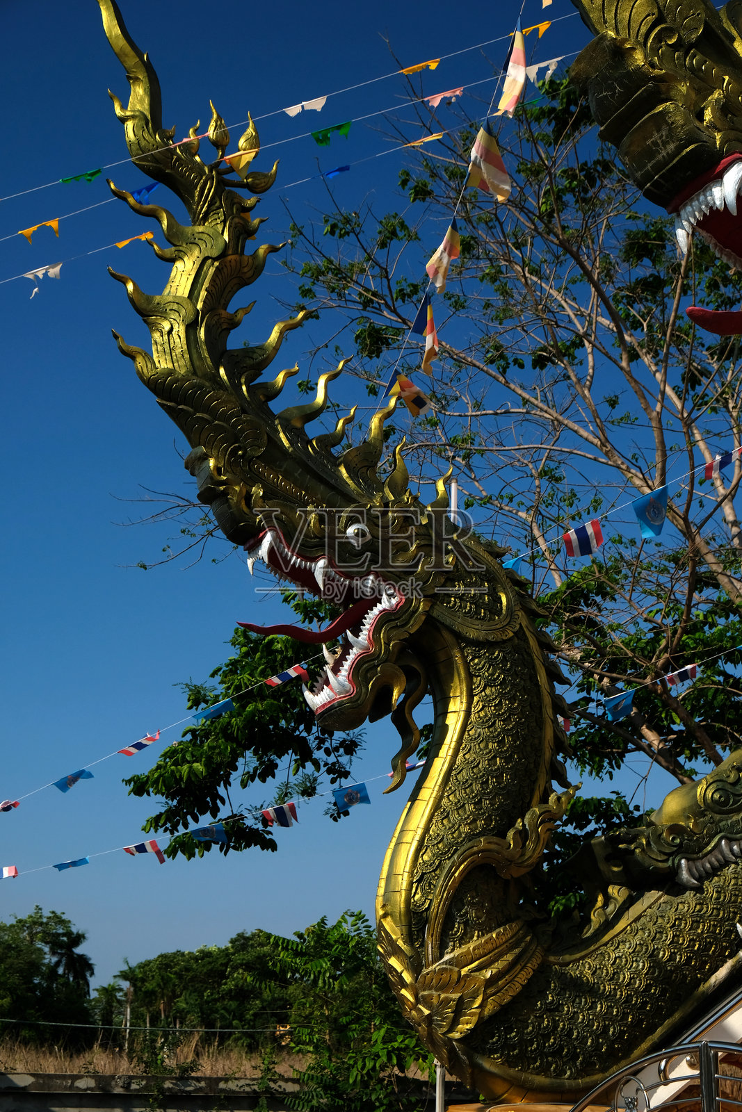 佛寺旁的金龙雕像照片摄影图片