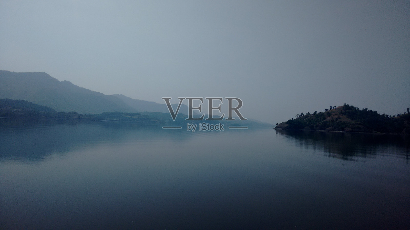 晴空下的湖景照片摄影图片