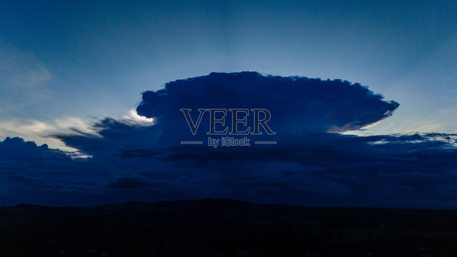 蓝色的天空和一些大的云。蓝天白云照片摄影图片