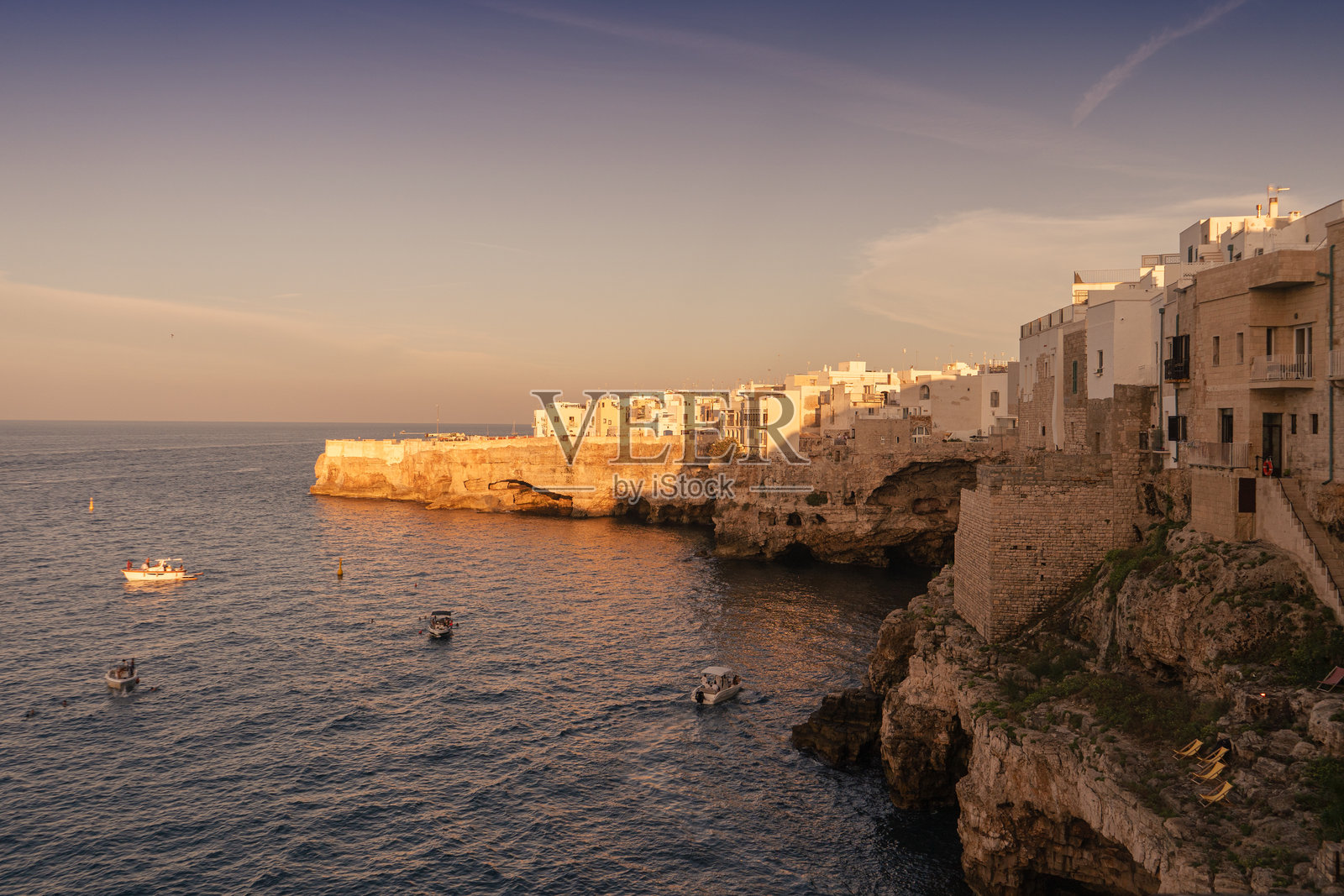 普利亚波利尼亚诺海岸的日落照片摄影图片