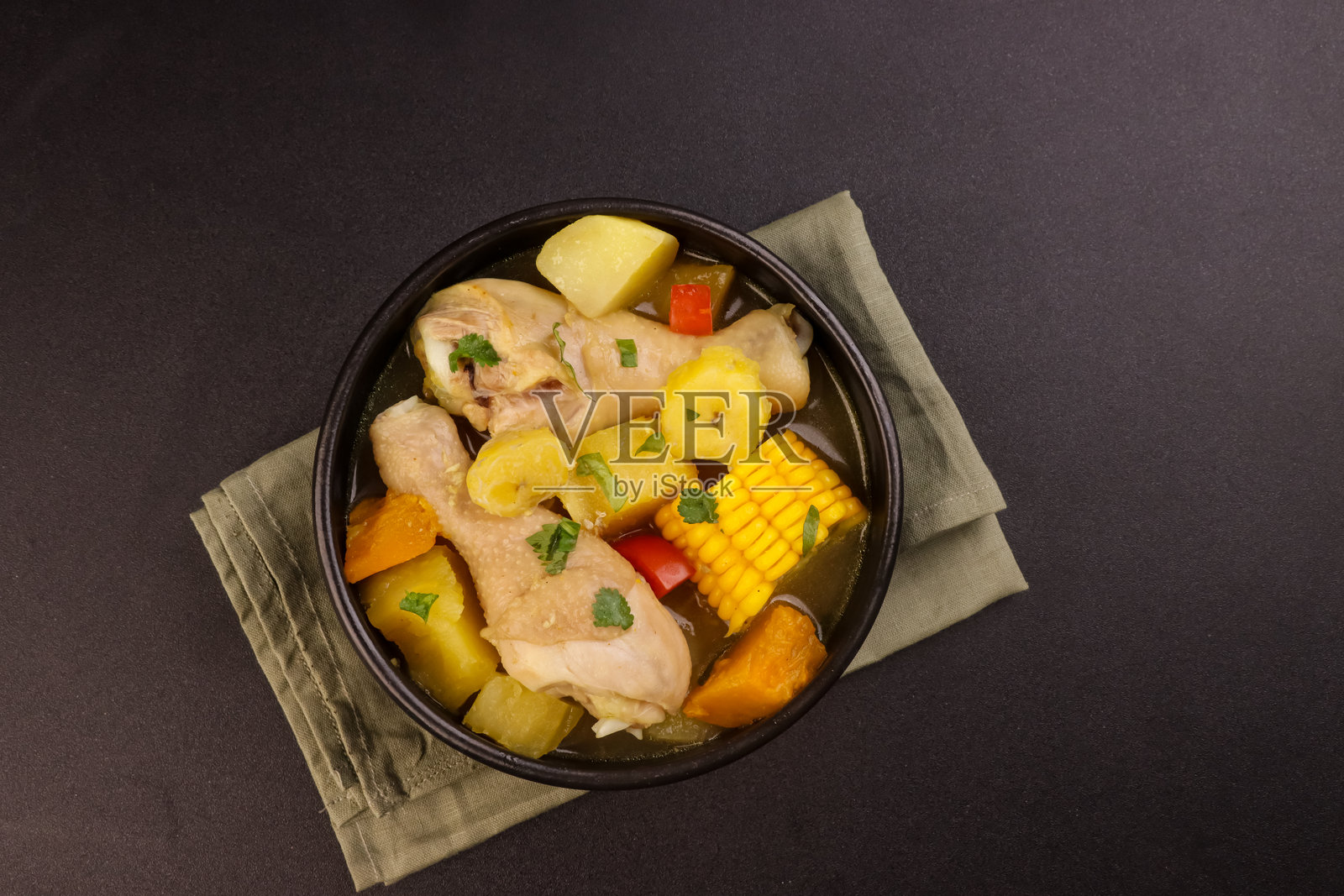 桑乔鸡是传统的哥伦比亚炖鸡,有玉米、尤卡和大蕉。照片摄影图片