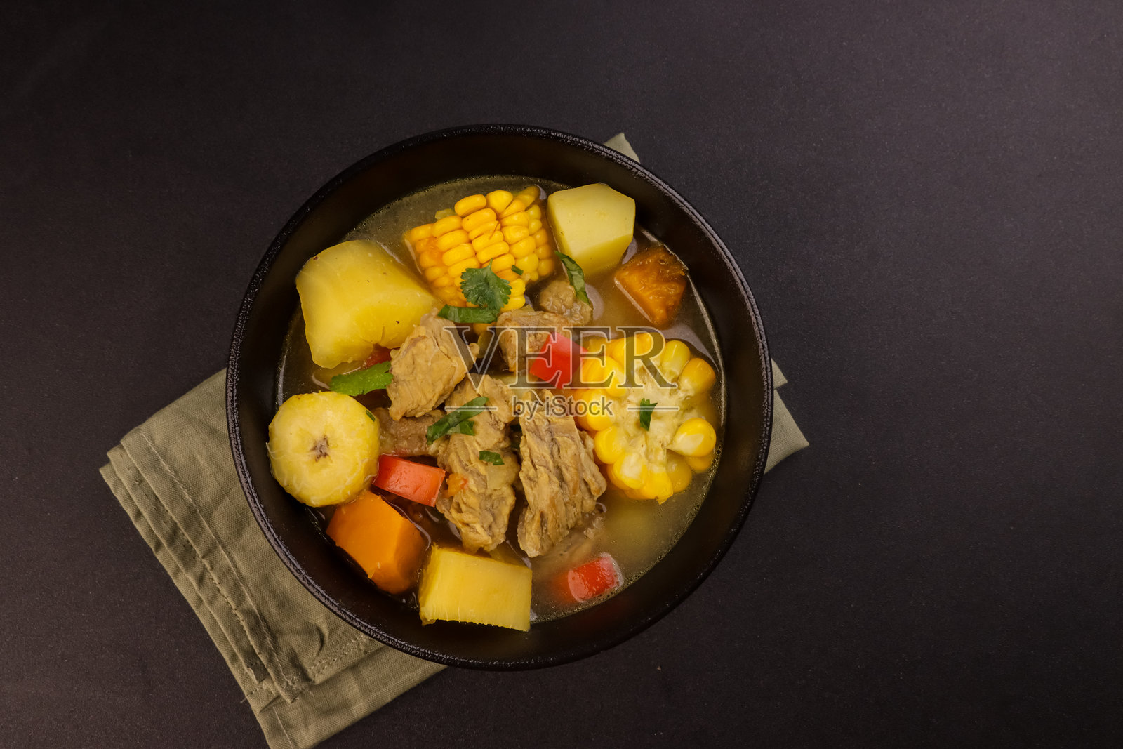 桑科乔是哥伦比亚风格的炖牛肉和蔬菜。照片摄影图片