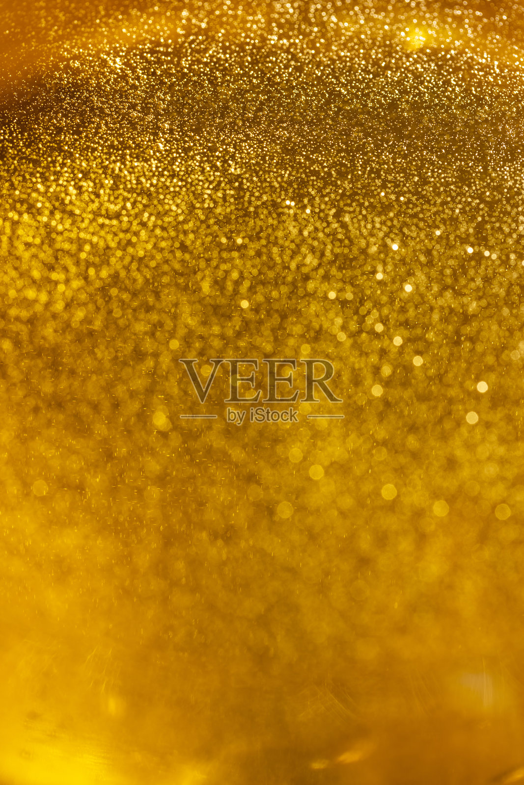 用透明的杯子喝冷苹果汁照片摄影图片