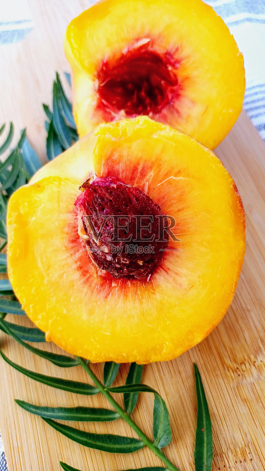 桃子。半个桃子。桃核。照片摄影图片