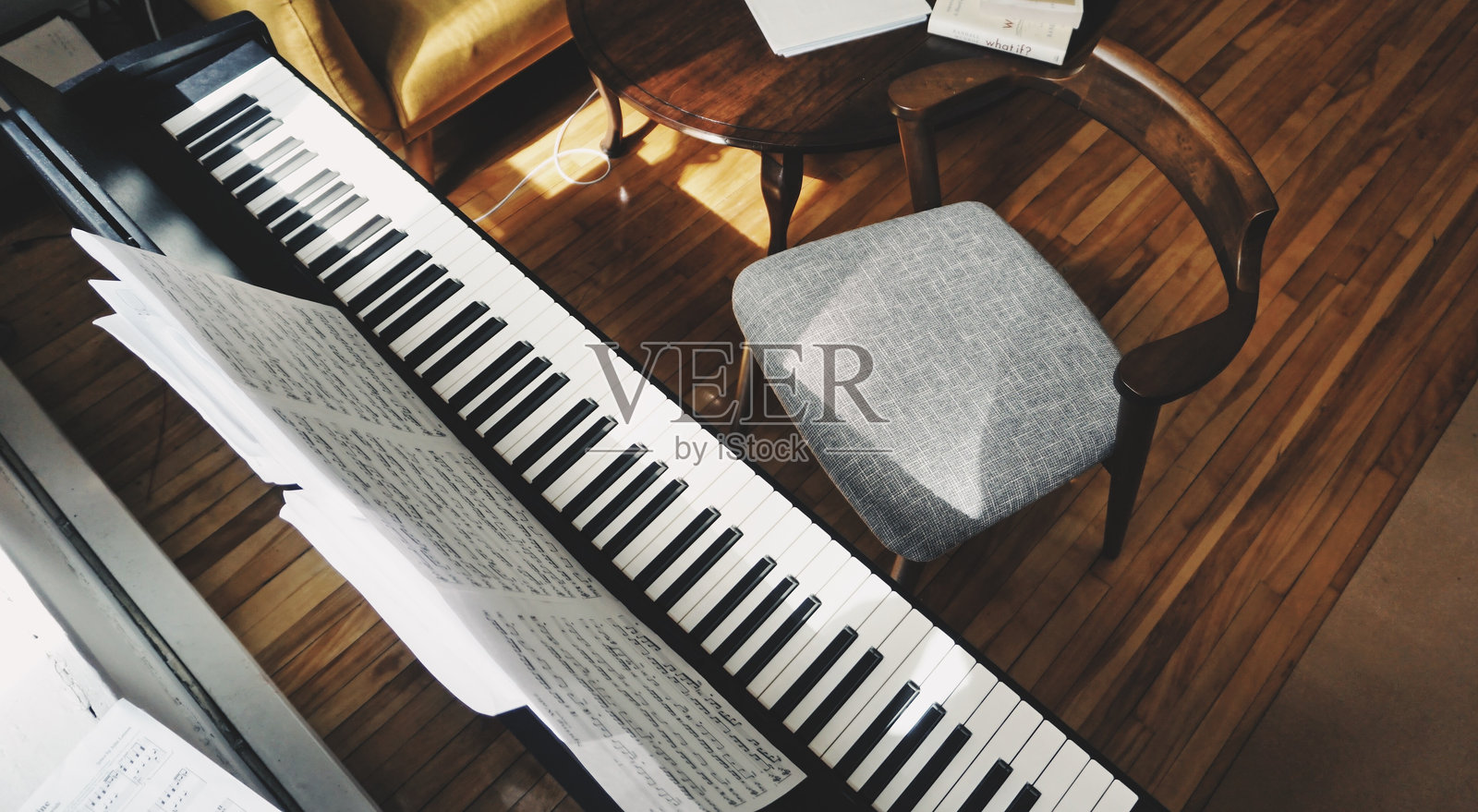 钢琴的高角度视图照片摄影图片