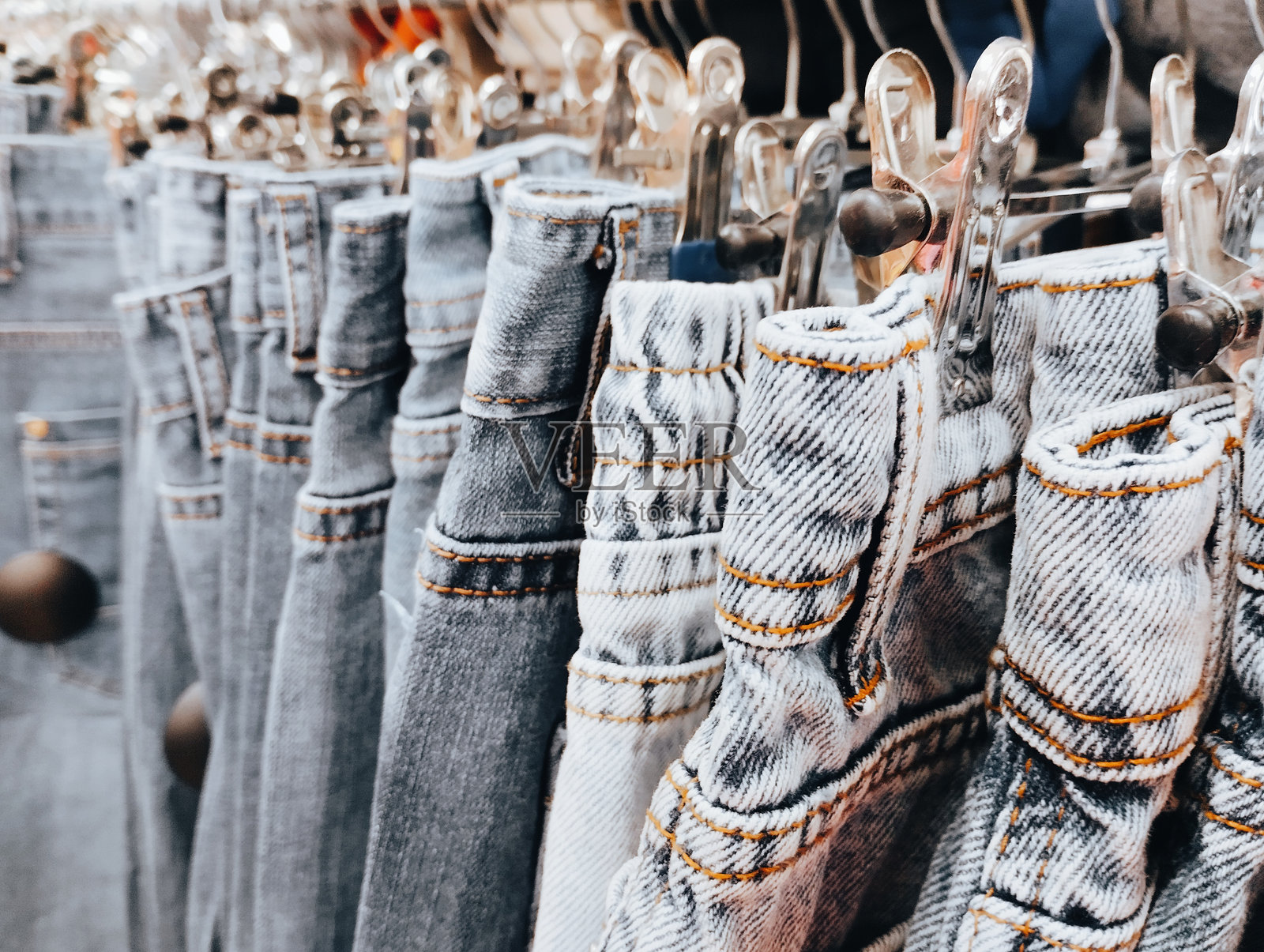 在商店里卖牛仔裤照片摄影图片