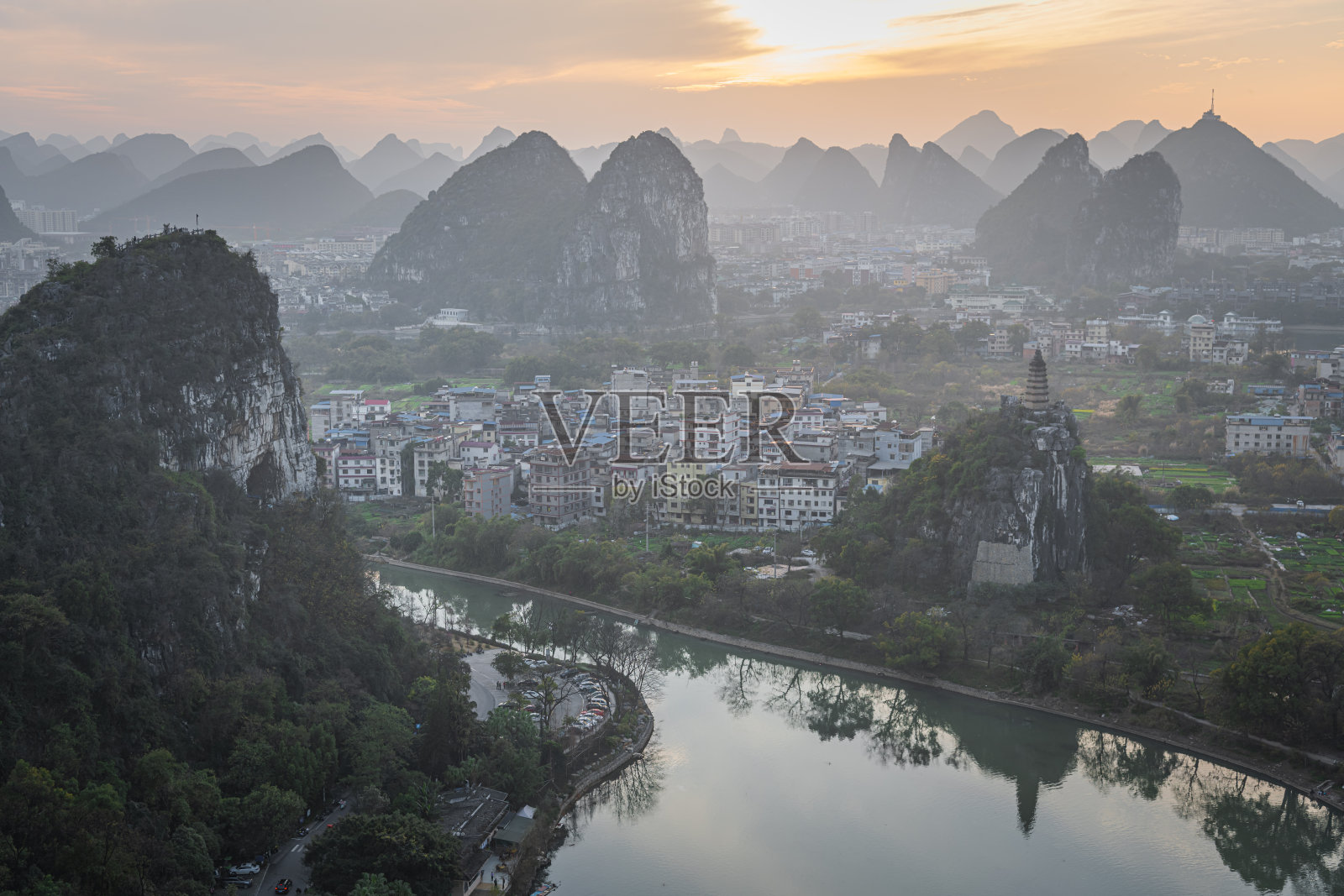 中国桂林,被城市建筑和石灰岩环绕的河湾照片摄影图片