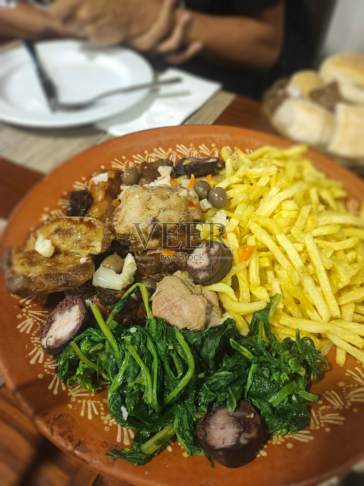 与土豆、香肠和蔬菜一起烤。传统葡萄牙美食的理念,质朴健康的天然食品。照片摄影图片