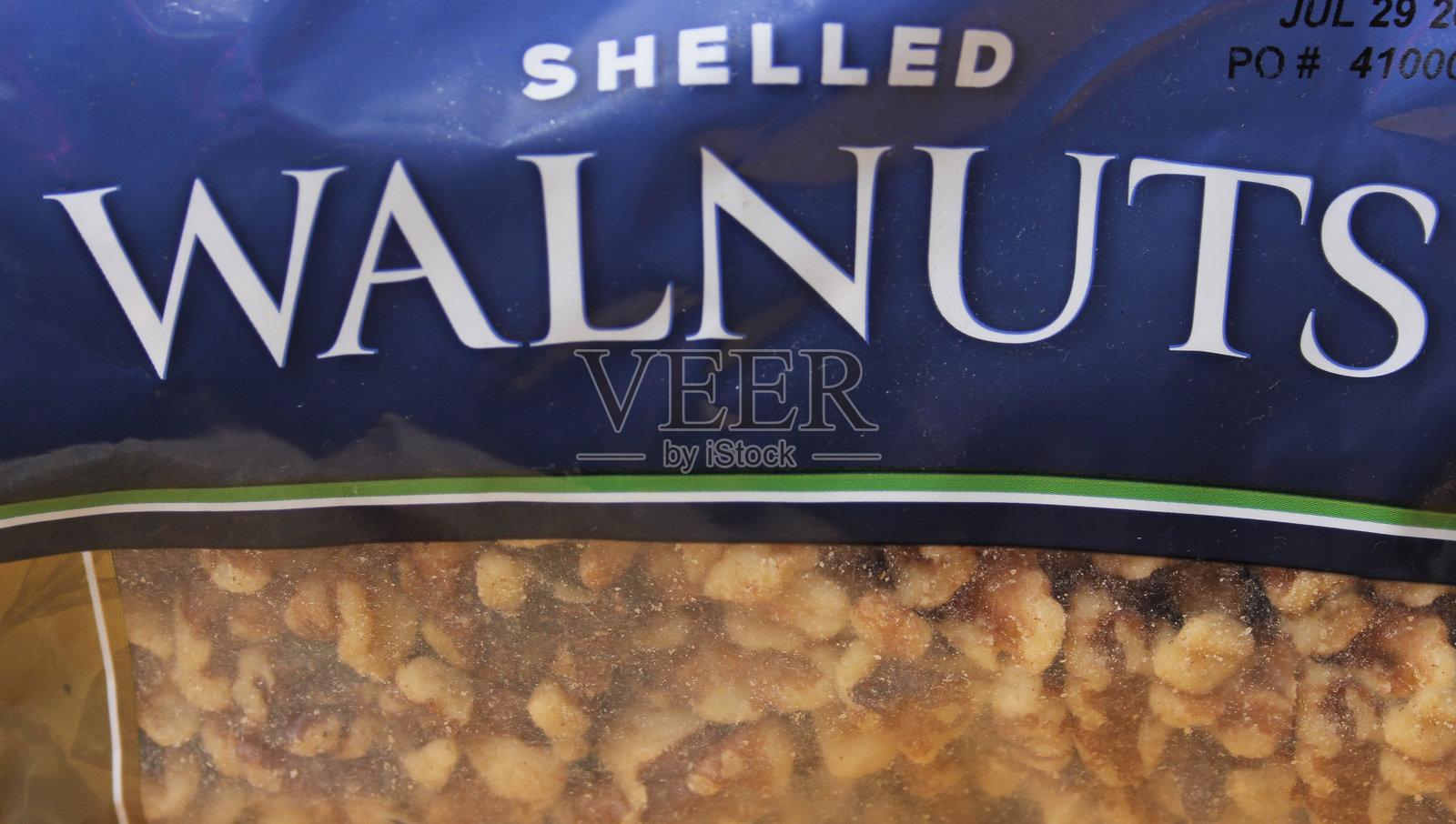 即食带壳核桃近距离包装照片摄影图片