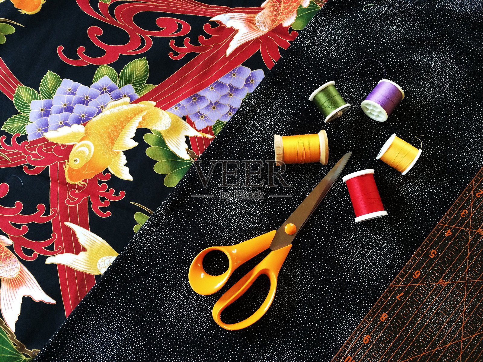 剪刀与线的高角度视图照片摄影图片