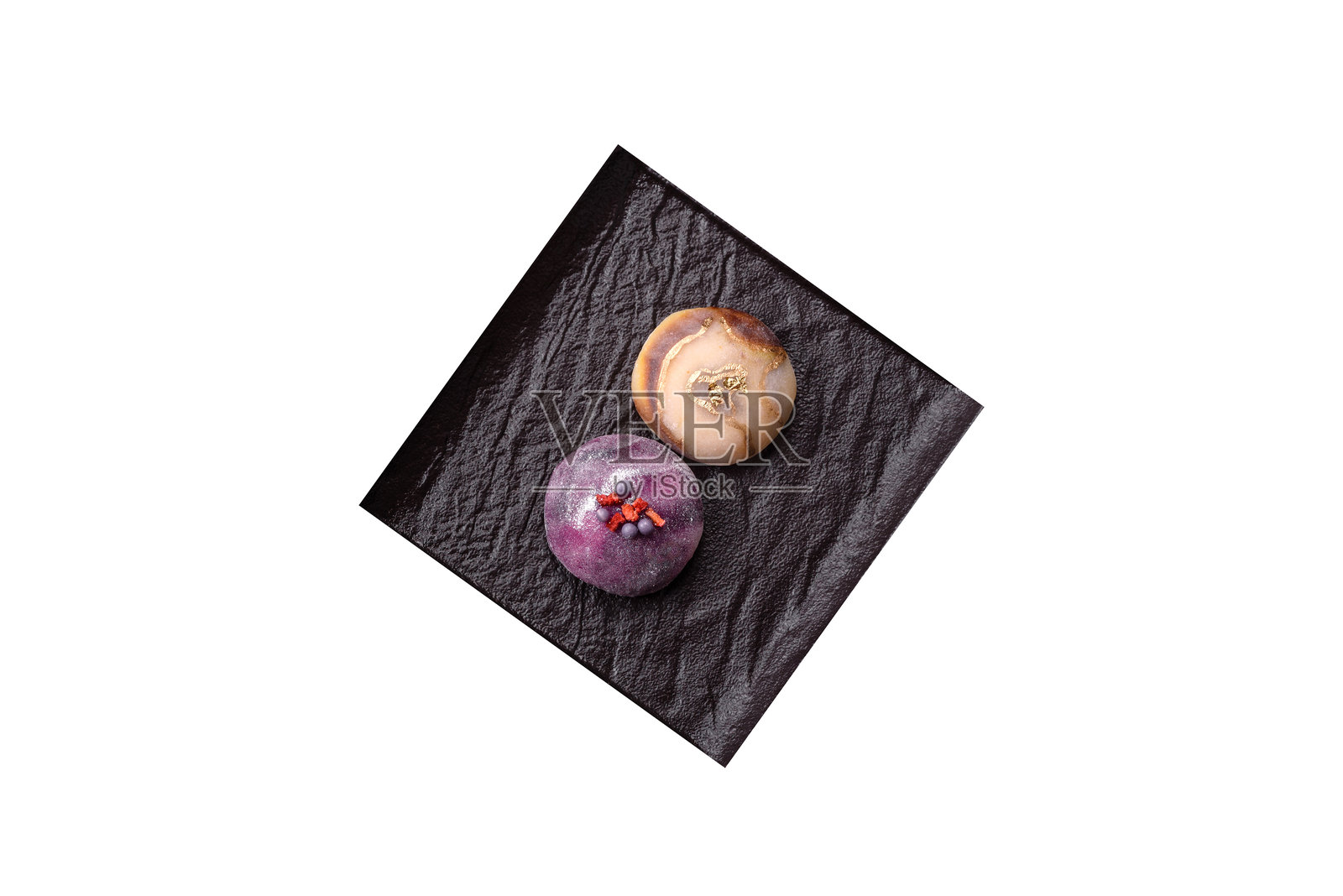 美味的冷日式麻糬甜点,有彩色的米团壳和水果馅照片摄影图片