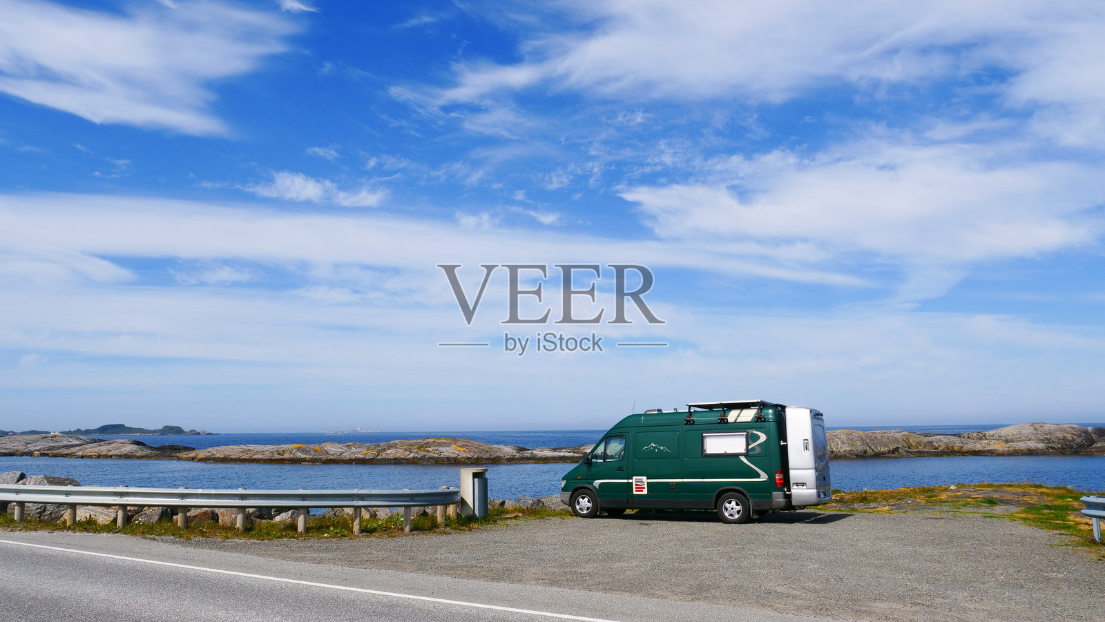 露营车在挪威海岸照片摄影图片