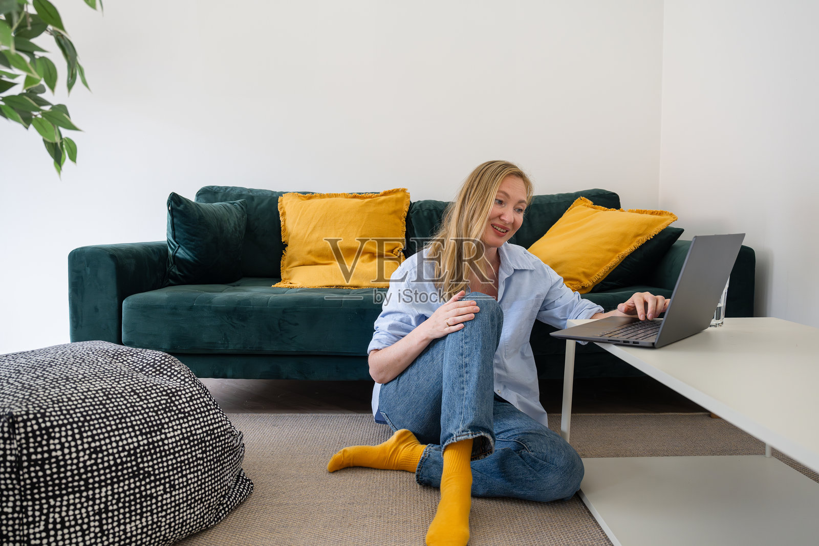 女自由职业者在家用笔记本电脑工作照片摄影图片