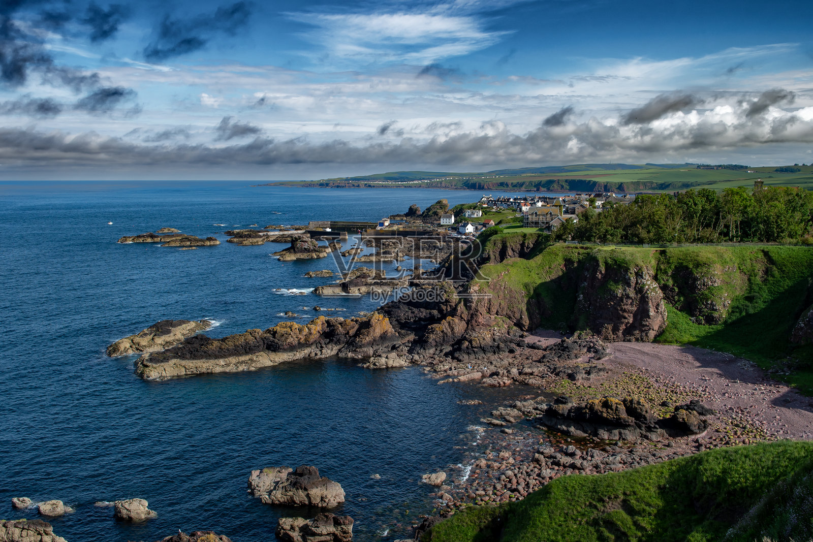 风景优美的圣阿布斯村位于英国苏格兰贝里克郡圣阿布斯岬壮观的大西洋海岸照片摄影图片