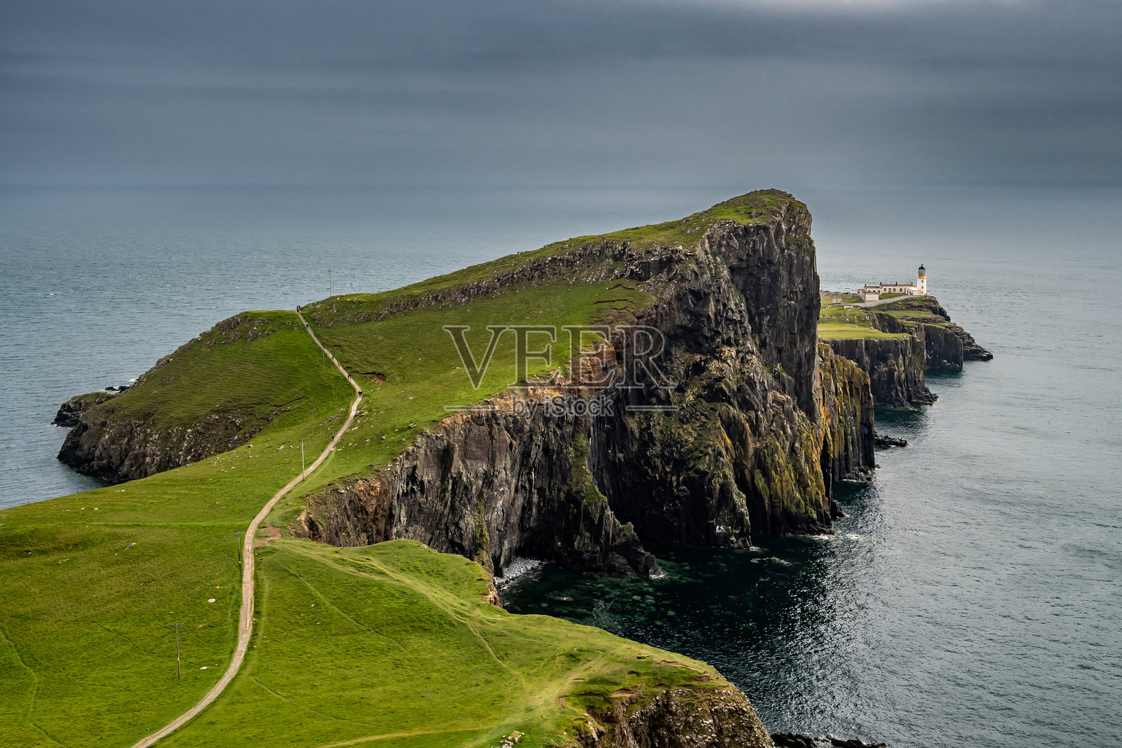 壮观的悬崖和灯塔在Neist点在苏格兰斯凯岛大西洋海岸,英国照片摄影图片