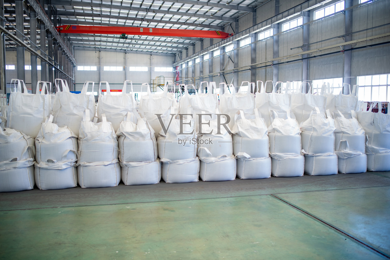 大袋塑料树脂在仓库工厂交付给客户,吨袋,大袋照片摄影图片