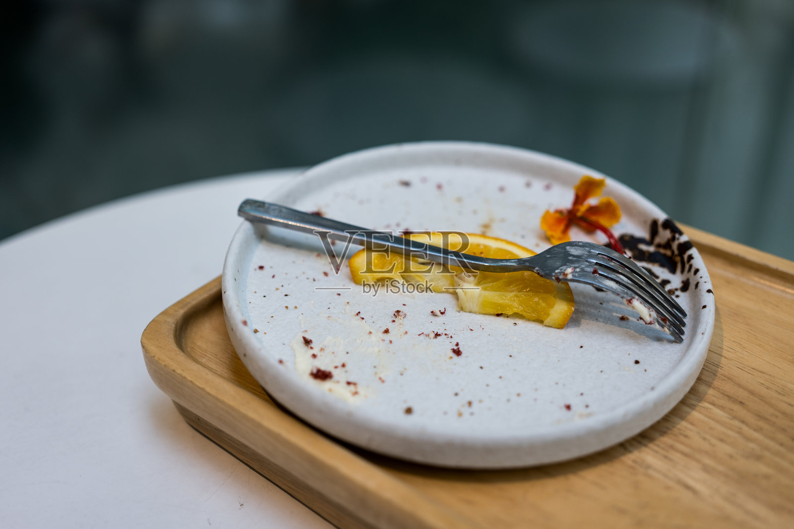 蛋糕和水果吃后的污渍,脏盘子,剩下的食物。照片摄影图片