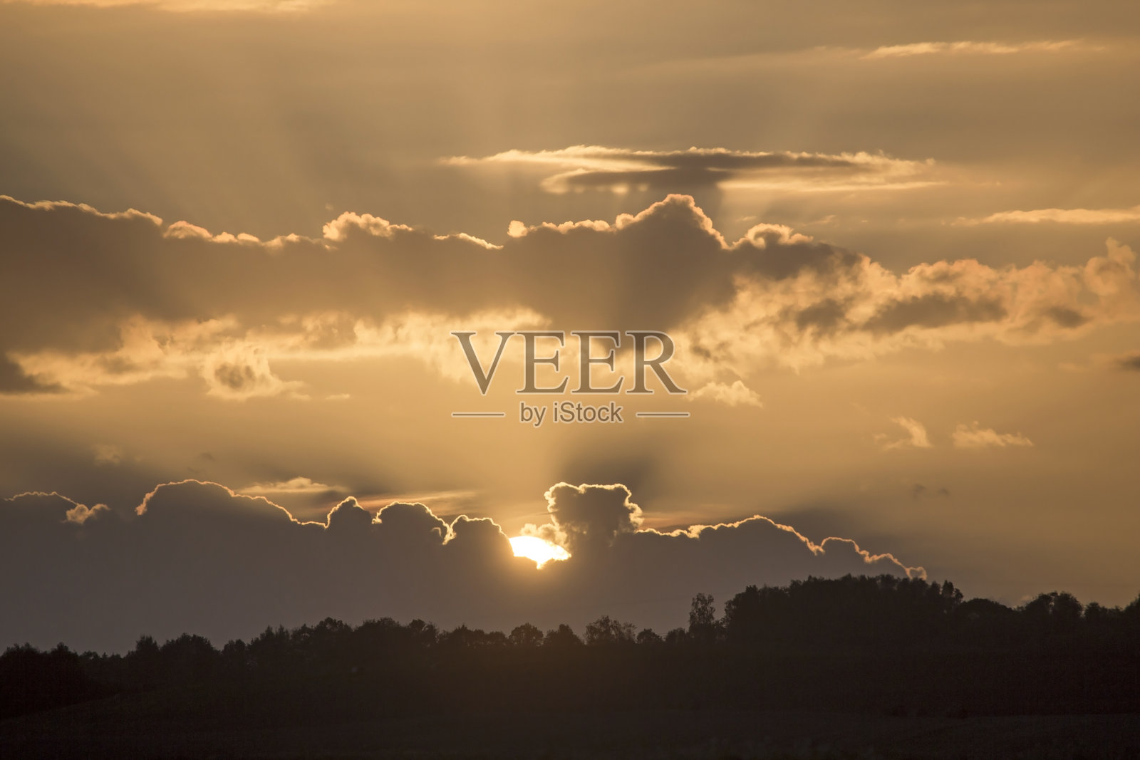 田野上壮观的天空。照片摄影图片