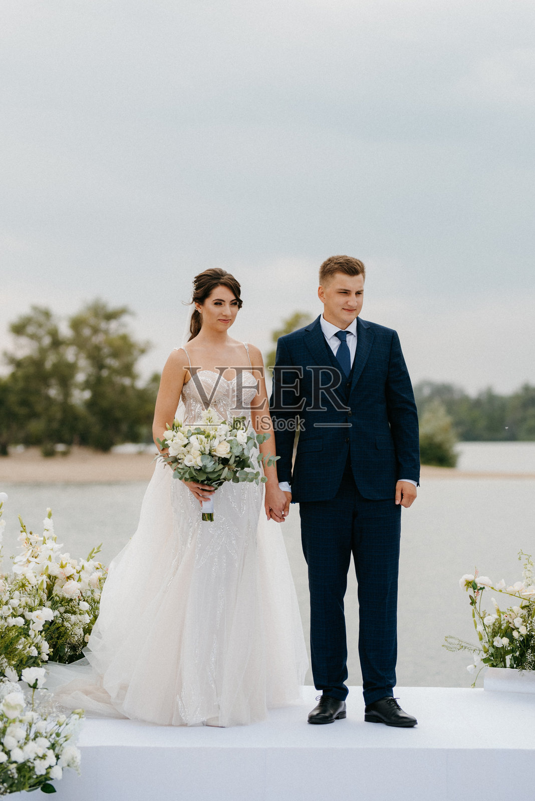 新婚夫妇在码头举行的婚礼照片摄影图片